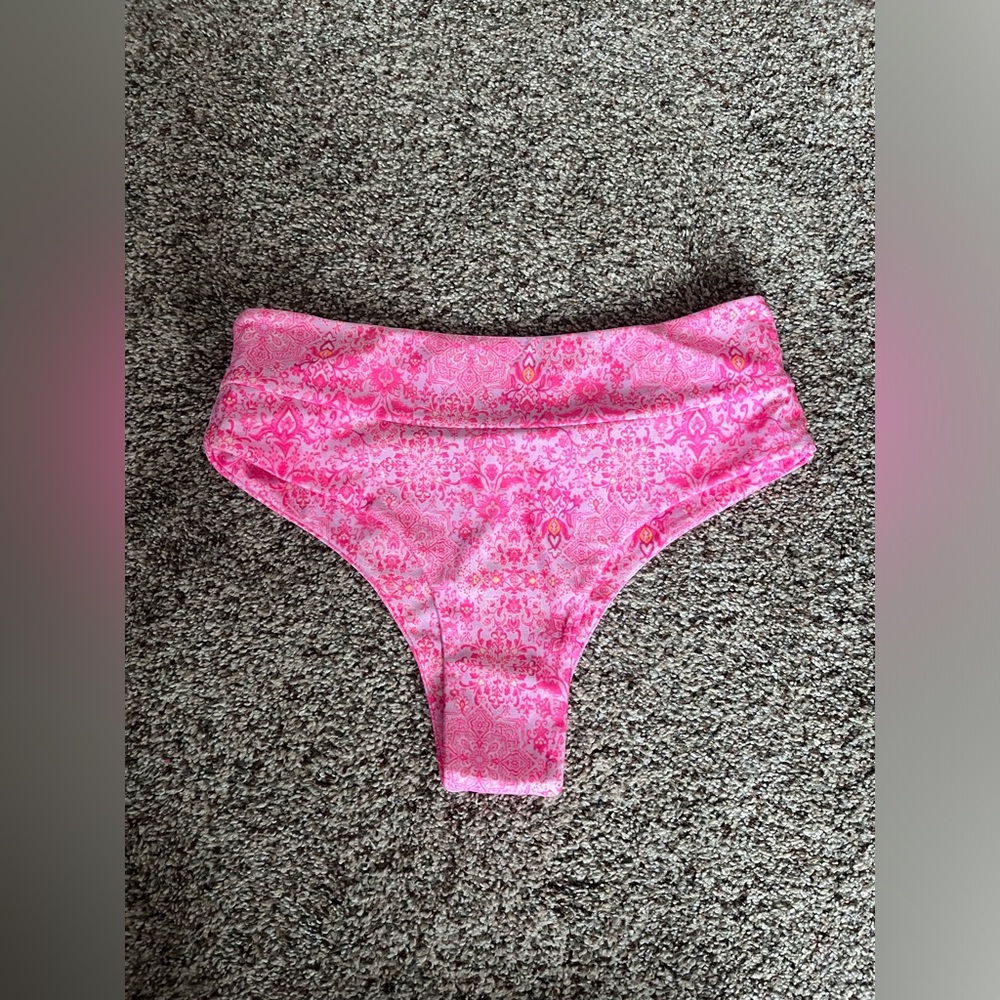 Kulani Kini size small bottoms. Color pink and white flowers. :)